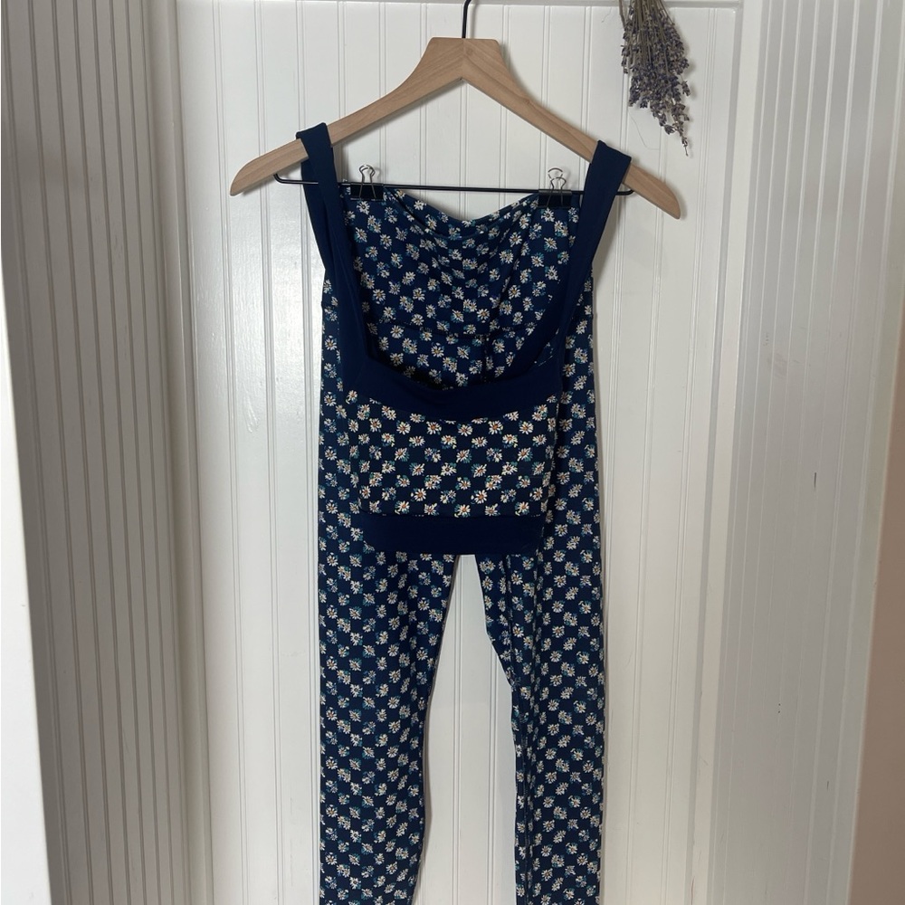 Floral Navy Fabletics Workout bra and leggings